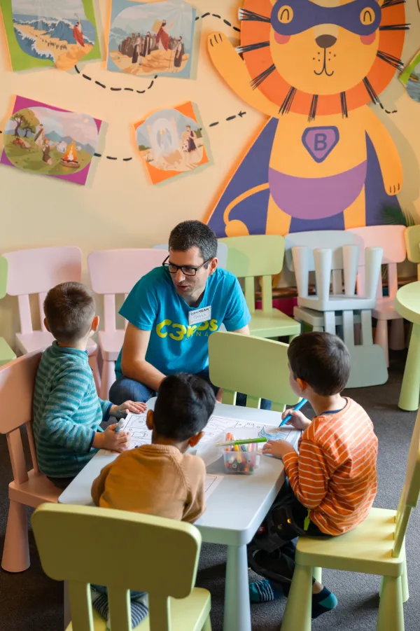 Kinder beim gemeinsamen Programm